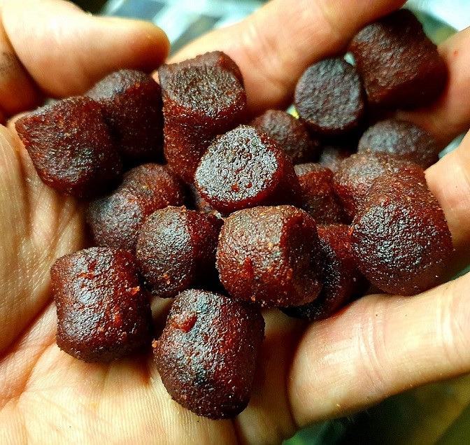 GENESIS CARP PELLET BOILIES 14MM CZOSNEK 1KG