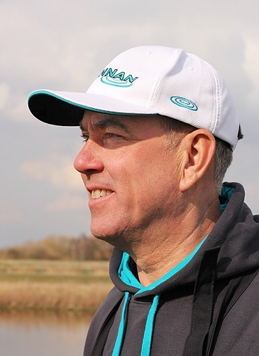 Drennan-Czapka-z-Daszkiem-Drennan-MATCH-CAP-WHITE-AQUA-Kod-CDCP003-Odziez-wedkarska-Czapki-1