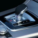 Nowoczesna dźwignia automatycznej skrzyni biegów w Mercedesie