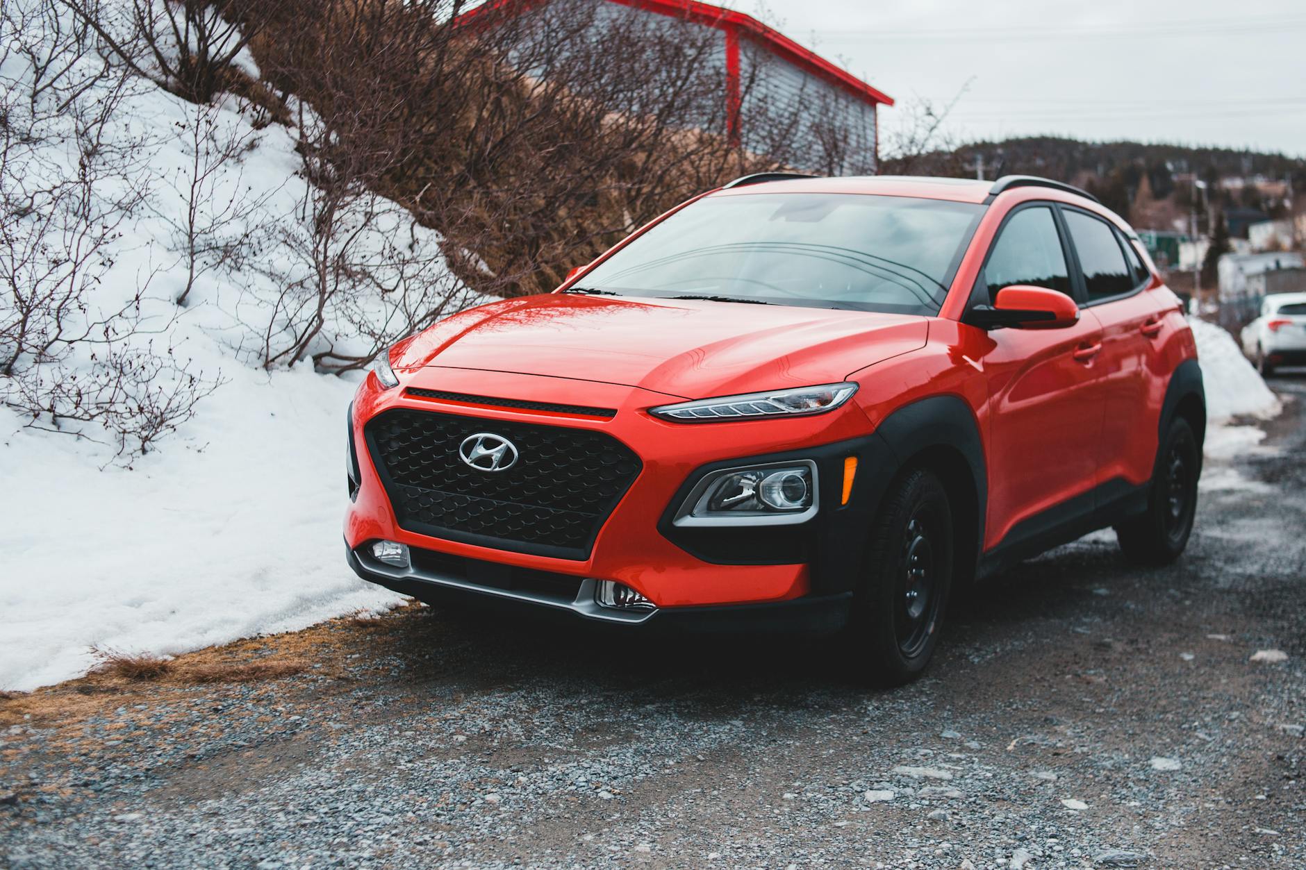 Czerwony SUV na śniegu jako ilustracja testu miejskiego Nissana