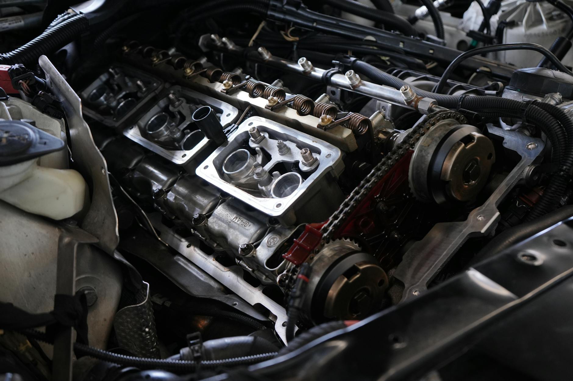 Silnik Nissan podczas naprawy, widoczny łańcuch rozrządu i podzespoły