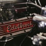 Zbliżenie na detal sportowego silnika benzynowego w samochodzie