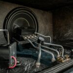 Zbliżenie na rozbudowaną instalację audio w Lexusie