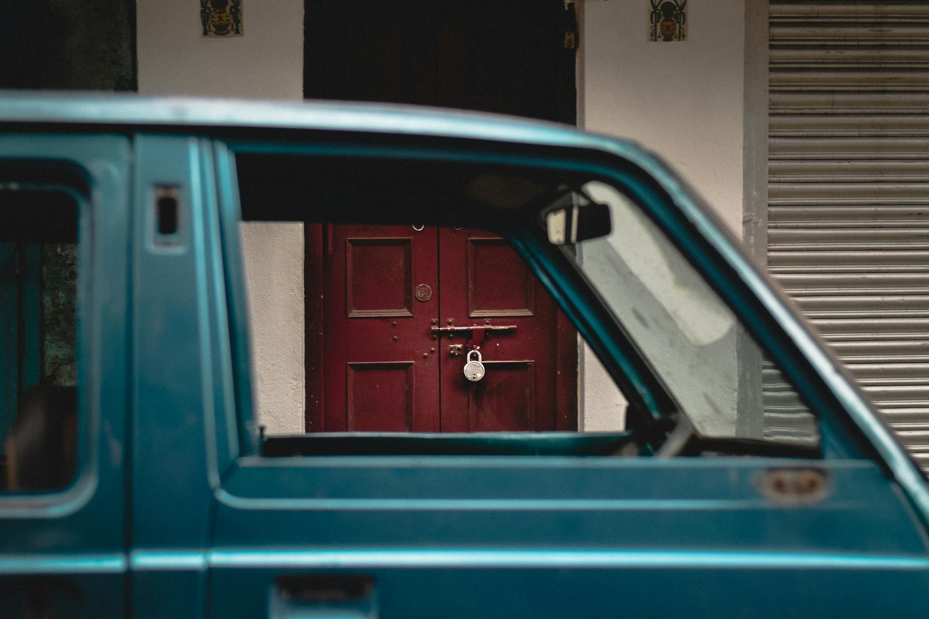 Zbliżenie na zamknięte czerwone drzwi starego samochodu Dacia