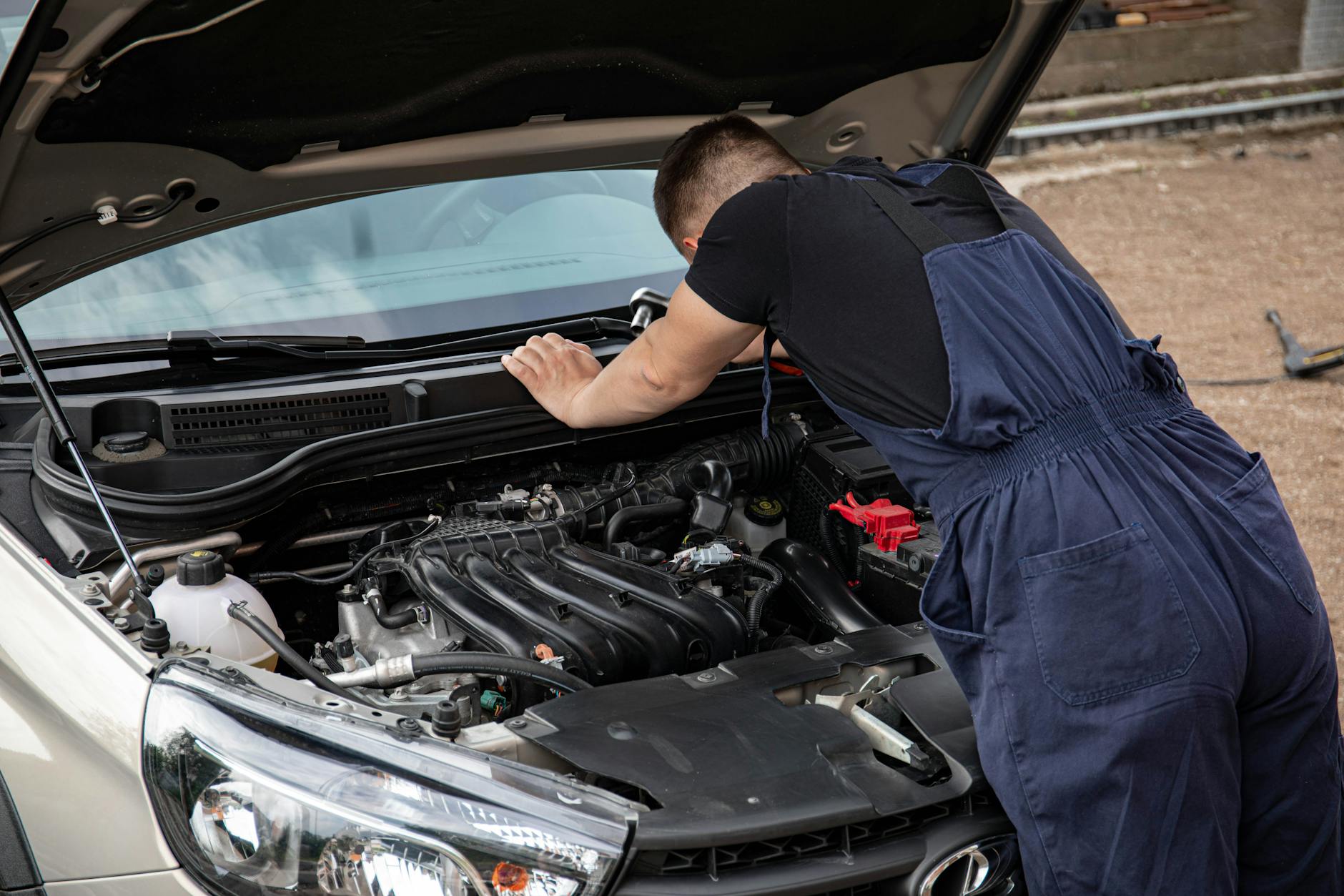 Mechanik sprawdza silnik Chevroleta Aveo na zewnątrz