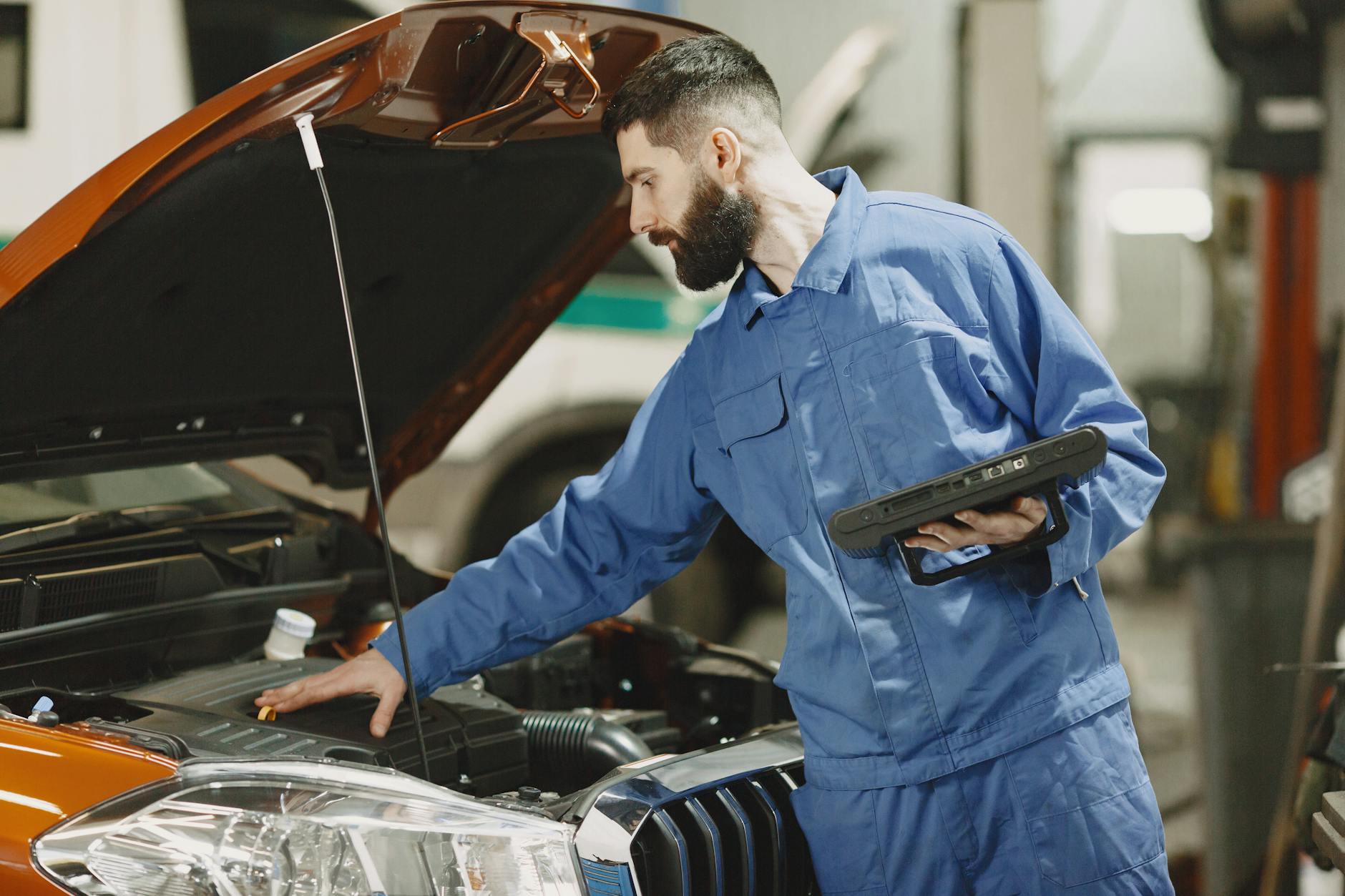 Mechanik sprawdza silnik Hyundaia pod otwartą maską w warsztacie