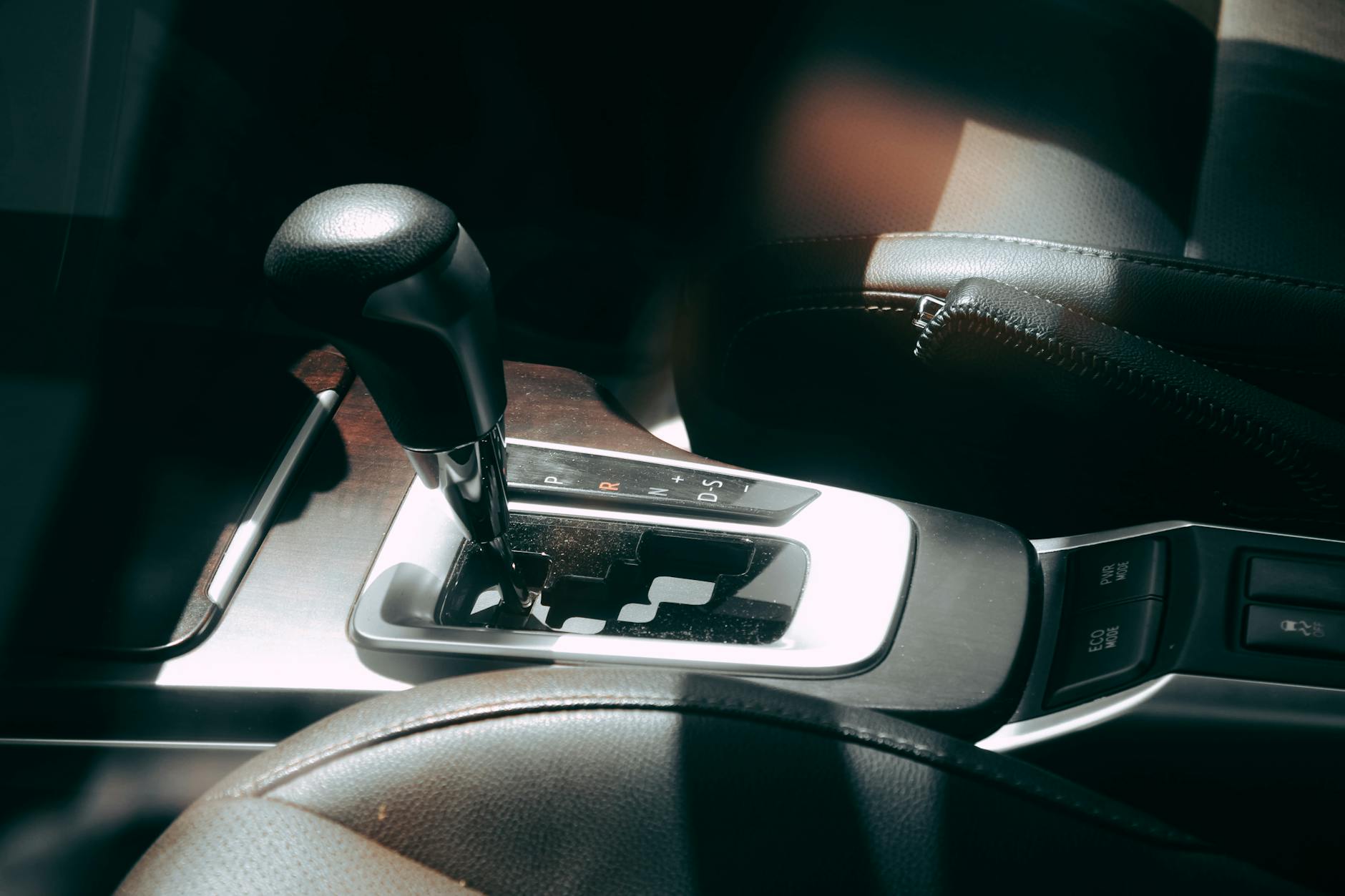 Wnętrze Peugeota 508 z widoczną dźwignią automatycznej skrzyni biegów Wnętrze Peugeota 508 z widoczną dźwignią automatycznej skrzyni biegów