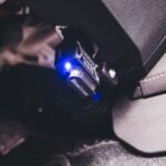 Jaki interfejs OBD do Mazdy wybrać żeby samodzielnie kasować błędy i monitorować parametry silnika Niebieski interfejs Bluetooth OBD podłączony w kokpicie Mazdy