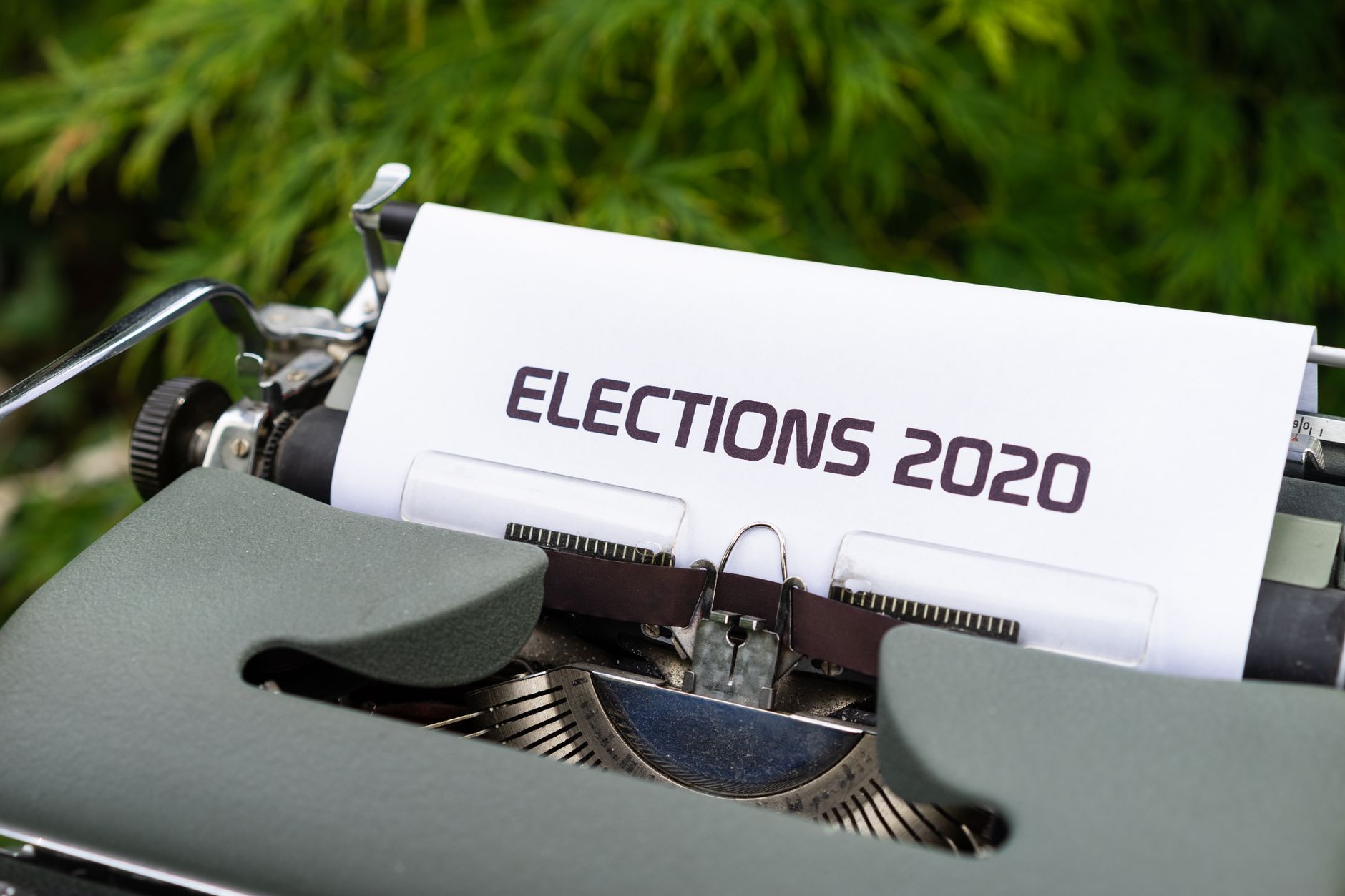 Zbliżenie maszyny do pisania wystukującej napis Elections 2020