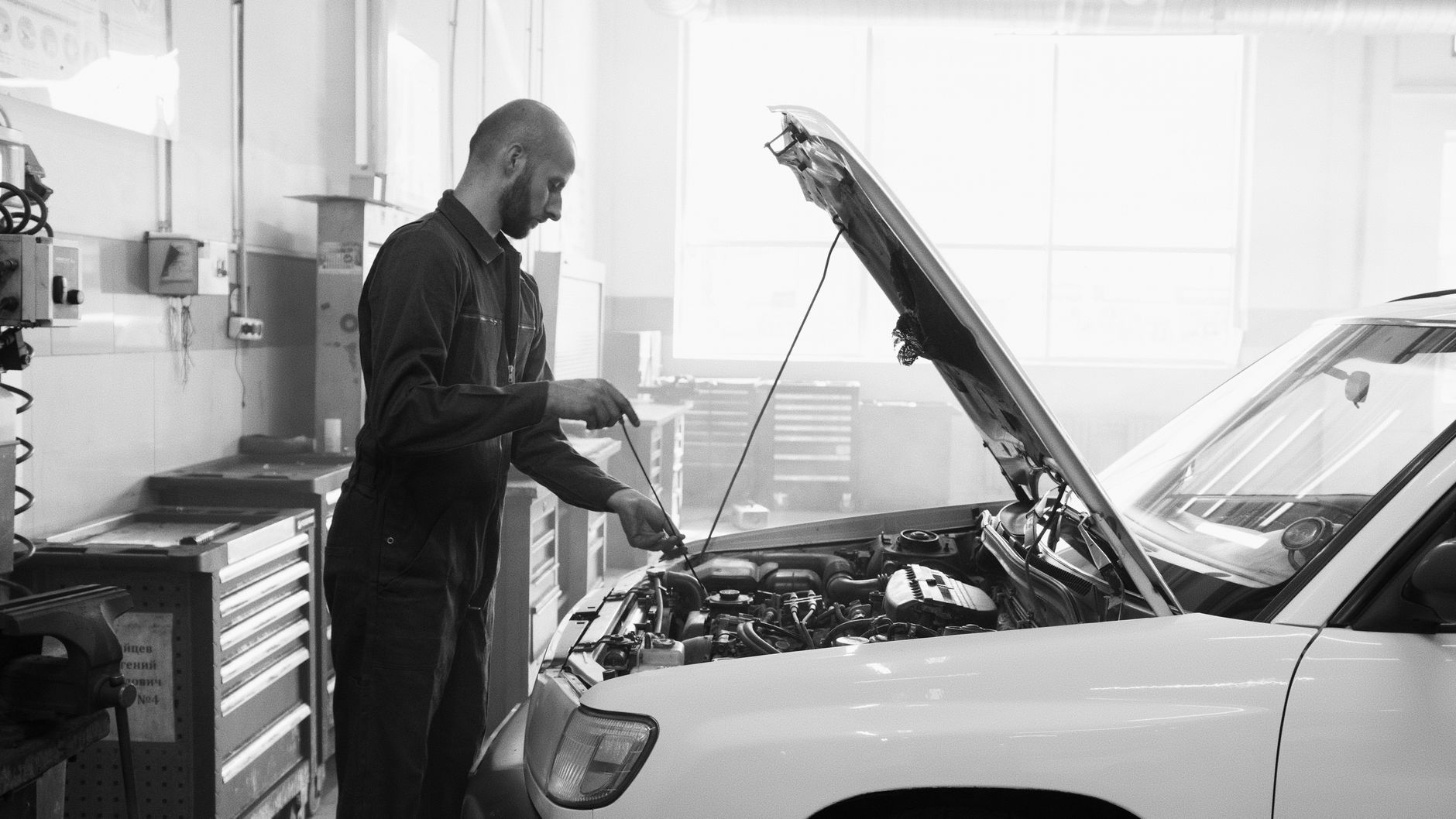 Mechanik w garażu sprawdza silnik używanego Maserati