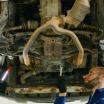 Mechanik ogląda podwozie samochodu w warsztacie
